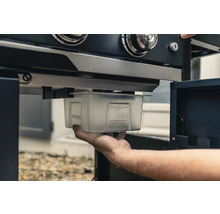 Detailansicht des Entleerens einer Auffangschale eines Gasgrills