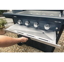 CampinGaz Gasgrill mit vier Brennern und herausziehbaren Ablagetisch.