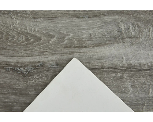 Dekorplatte mit Holzoptik auf weißer Oberfläche