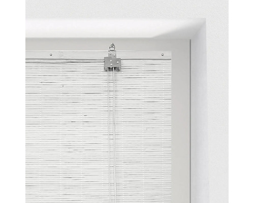 Bambusrollo im Fensterrahmen mit Zugschnüren