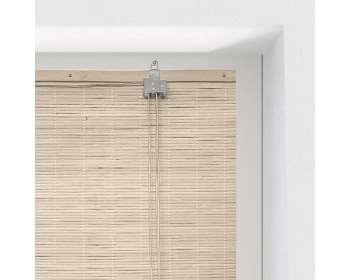 Bambusrollo mit Bedienvorrichtung im Fensterrahmen