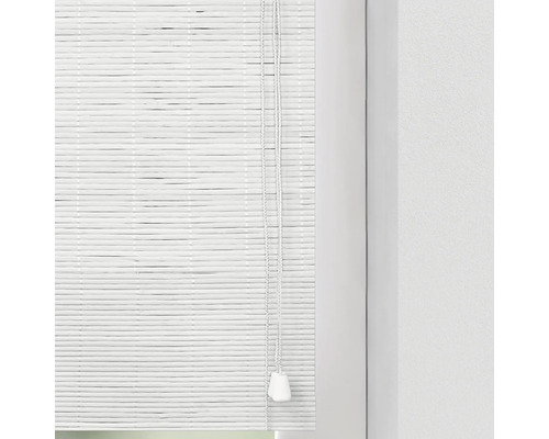 Detailansicht einer weißen Bambusrollo mit Zugschnur zur Fensterdekoration.