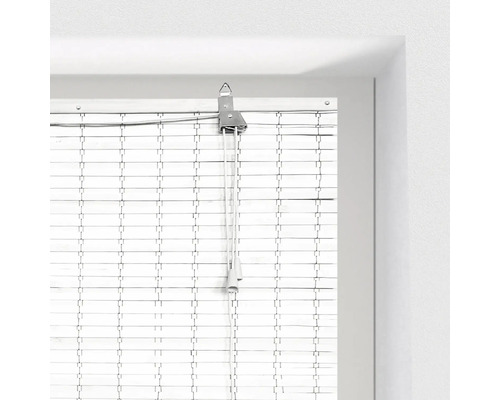 Detailansicht einer Fensterdekoration aus Bambus mit Zugschnur