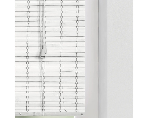 Weiße Bambusjalousie am Fenster