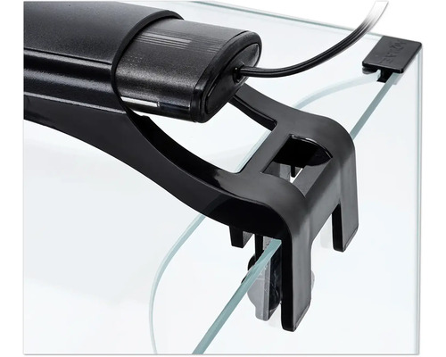 Nahaufnahme einer schwarzen Aquarienleuchte mit Halterung an einer Glasscheibe