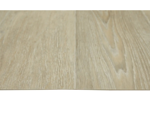 Nahaufnahme von zwei Paneelen Vinylboden mit Holzstruktur