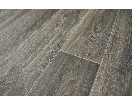 Nahaufnahme von verlegten Laminatbodenplatten mit Holzstruktur