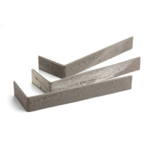 Drei Mauerabdeckwinkel aus Beton