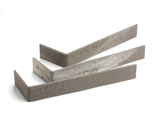 Drei Mauerabdeckwinkel aus Beton