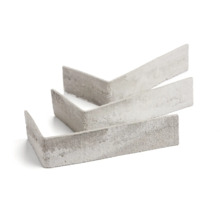 Drei Eckverblendsteine aus Beton