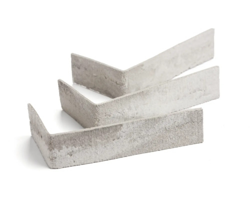 Drei Eckverblendsteine aus Beton