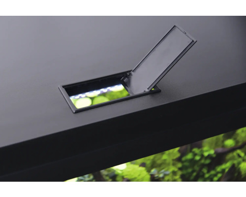 Detailansicht des Aquariums mit geöffneter Futterklappe