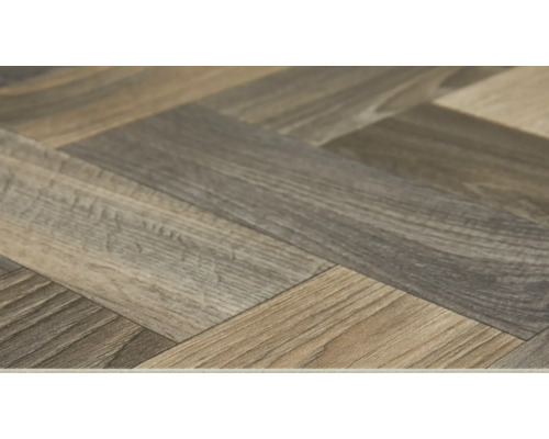 Nahaufnahme eines Laminatbodens im Fischgrätmuster