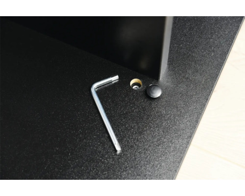 Detailansicht eines Möbelstücks mit Inbusschlüssel, Schraubenloch und Abdeckkappe