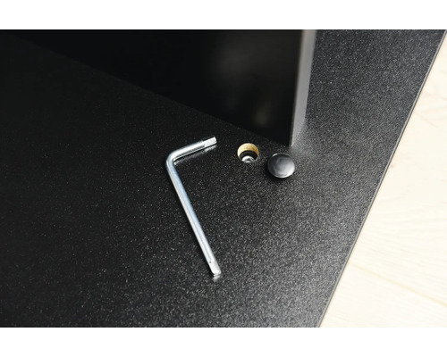 Detailansicht eines Möbelstücks mit Inbusschlüssel und Abdeckkappe