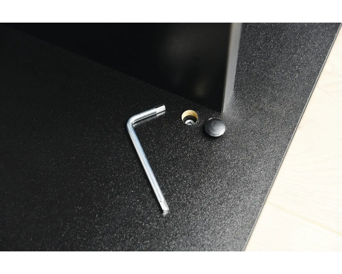 Detailaufnahme eines Möbelstücks mit Inbusschlüssel und Abdeckkappe