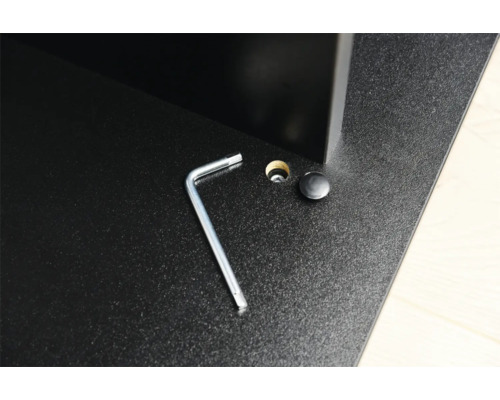 Inbusschlüssel und Schraube auf einer schwarzen Oberfläche