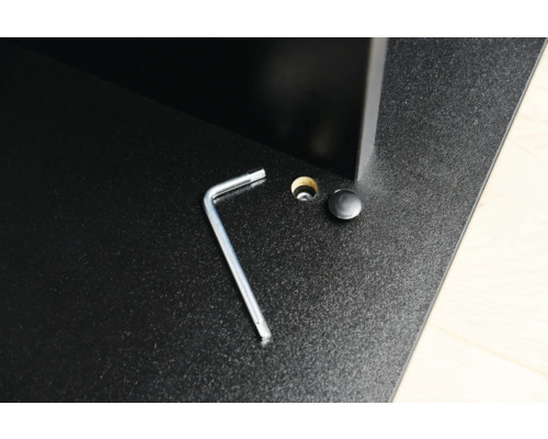 Inbusschlüssel und Schraube auf einer schwarzen Oberfläche