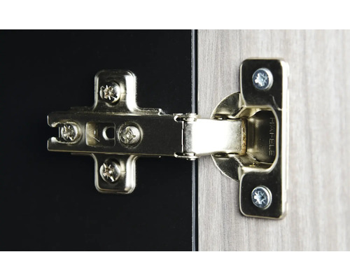 Möbelscharnier mit Schrauben an einer Tür befestigt