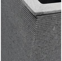 Detailaufnahme eines Pflanzkübels mit horizontal gerillter Oberfläche