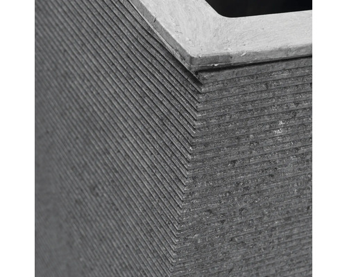 Detailaufnahme eines Pflanzkübels mit horizontal gerillter Oberfläche