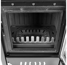 Innenansicht eines Kaminofens mit Rost