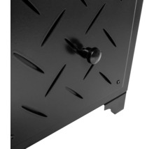 Detailansicht eines schwarzen Metallschranks mit Rautenmuster und einem runden Griff.