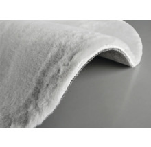 Detailansicht eines grauen Teppichs mit langem Flor