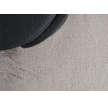 Detailaufnahme eines grauen Teppichs mit Stoffelement