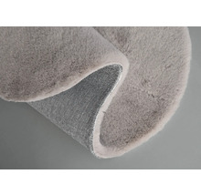 Grauer Teppich mit Flor und gewebter Rückseite