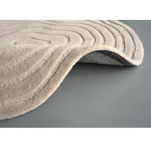 Beiger Teppich mit Reliefmuster