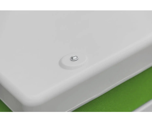 Detailansicht einer weißen Oberfläche mit Schraube