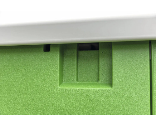 Detailansicht einer grünen Kunststoffbox mit Griffmulde und Belüftungslöchern.