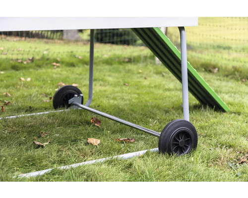 Detailansicht der Räder eines Hühnerstalls auf einer Rasenfläche