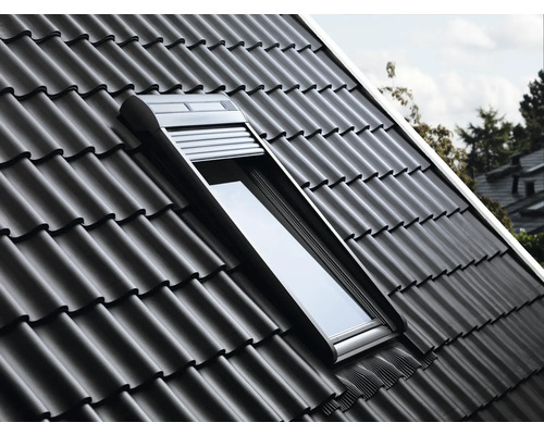 Dachfenster mit Rollladen auf einem Ziegeldach