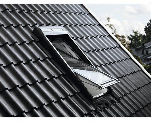 Geöffnetes Dachfenster auf einem Ziegeldach