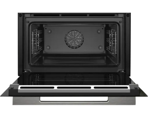 Innenraum eines Backofens mit geöffneter Tür