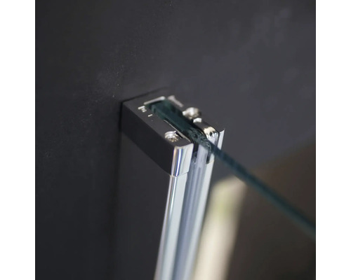 Detailansicht einer Duschkabinenbefestigung aus Metall mit Glasscheibe