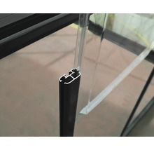 Detailansicht eines Gewächshausrahmens mit Verglasung