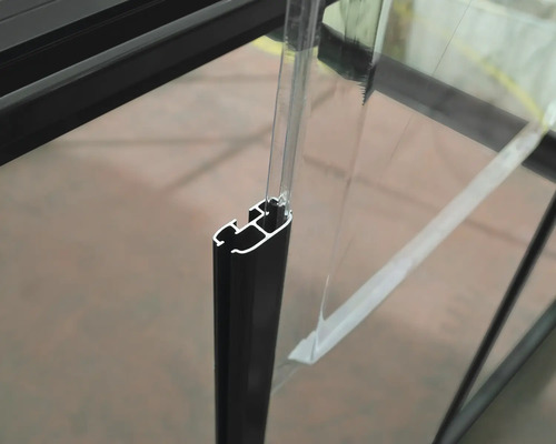 Detailansicht eines Gewächshausrahmens mit Verglasung