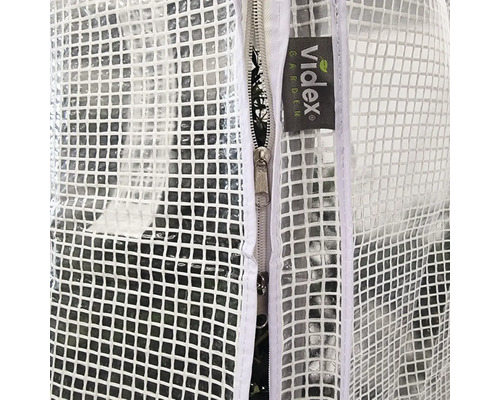 Detailansicht eines Gewächshauses mit Reißverschluss und Videx Garden Logo