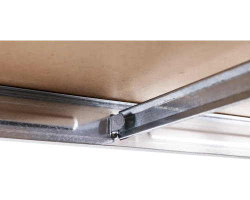 Detail einer Deckenkonstruktion mit Metallprofilen und Deckenplatten