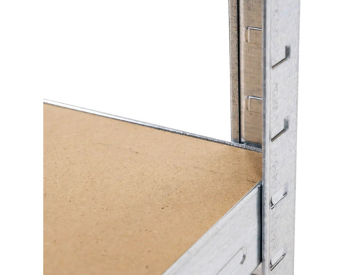 Detailansicht eines Lagerregals mit Fachboden aus Holz und Metallrahmen.