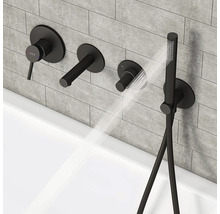 Schwarze Unterputz-Badarmatur mit Handbrause über einer Badewanne