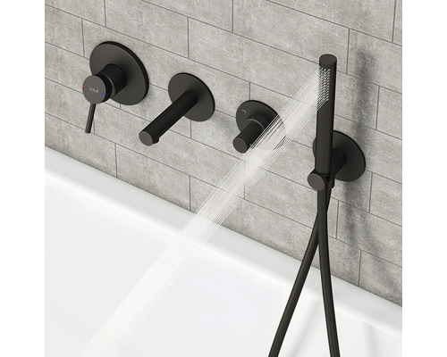 Schwarze Badewannenarmatur mit Handbrause und Wasserstrahl