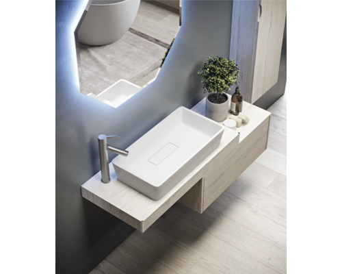 Modernes Badezimmer mit Aufsatzwaschbecken, Armatur, Unterschrank und Spiegel