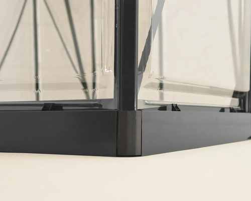 Detailansicht eines Gewächshauses mit Rahmen und transparenten Scheiben