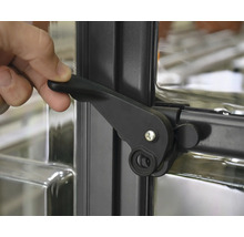 Detailaufnahme eines Fenstergriffs in Bedienung