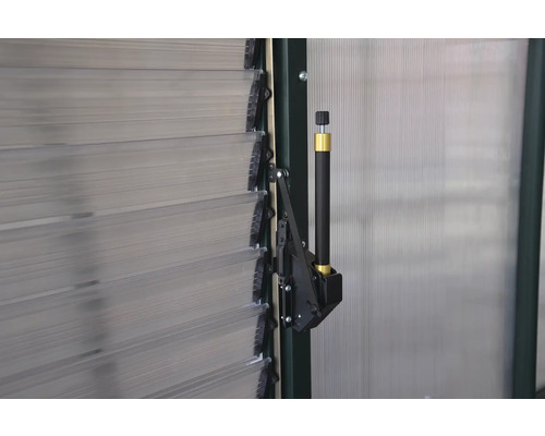 Detailansicht eines Fensterladenstellantriebs für ein Gewächshaus