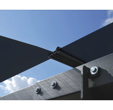 Detailansicht einer Terrassenüberdachung mit Lamellen und Schrauben vor blauem Himmel